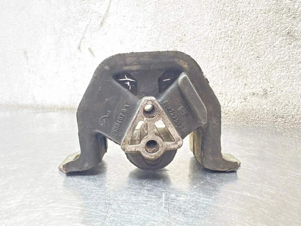 Engine mount bracket 90279258