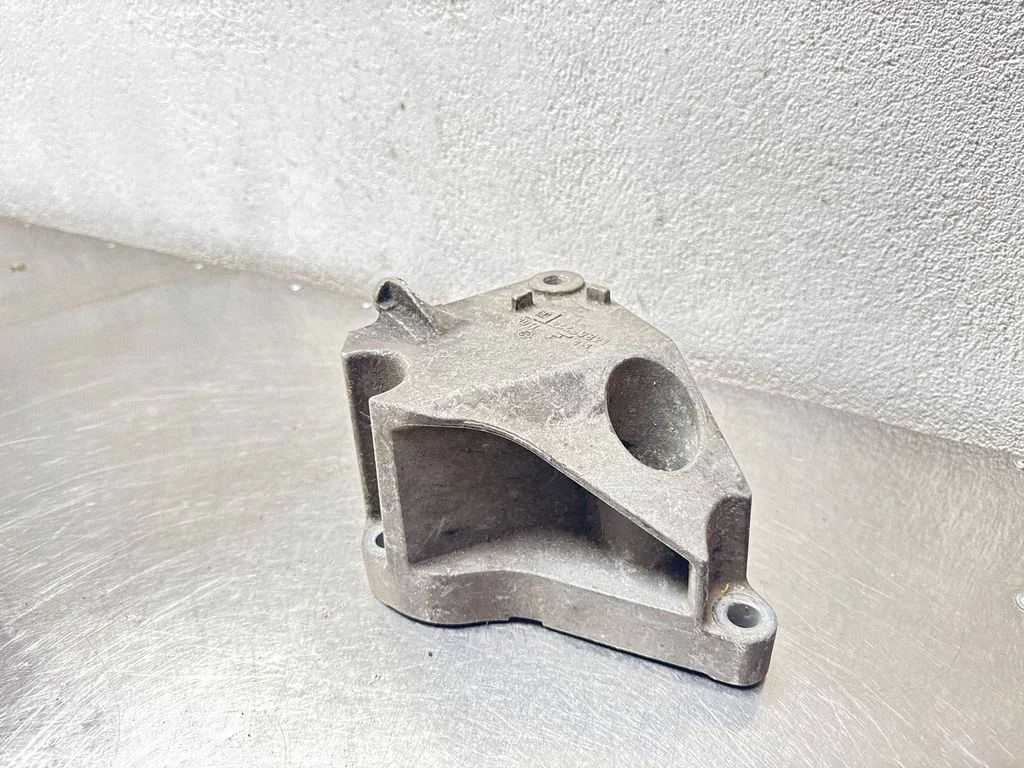 Engine mounting bracket – Opel Vectra B (1996-2002)