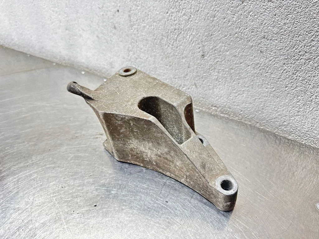Engine mounting bracket – Opel Vectra B (1996-2002)