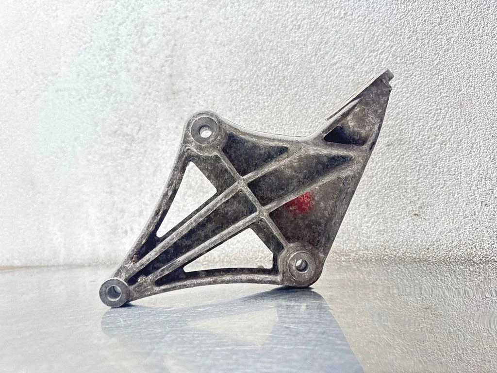 Engine mounting bracket – Opel Vectra A (1988-1995)