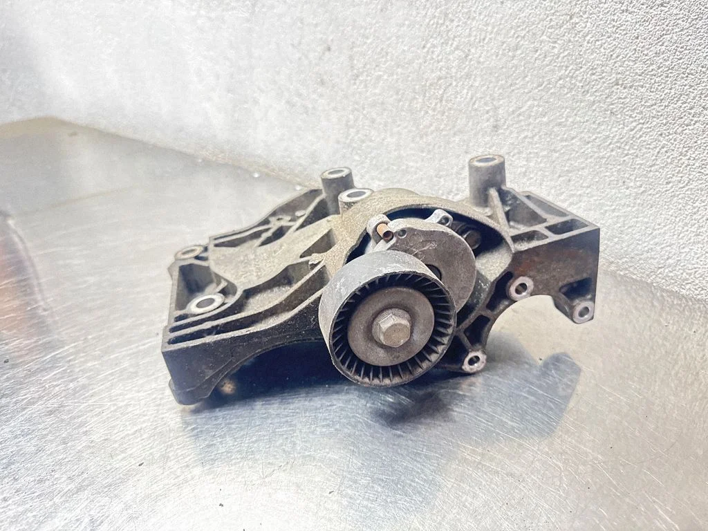 Engine mounting bracket – Opel Insignia A (2008-2017)