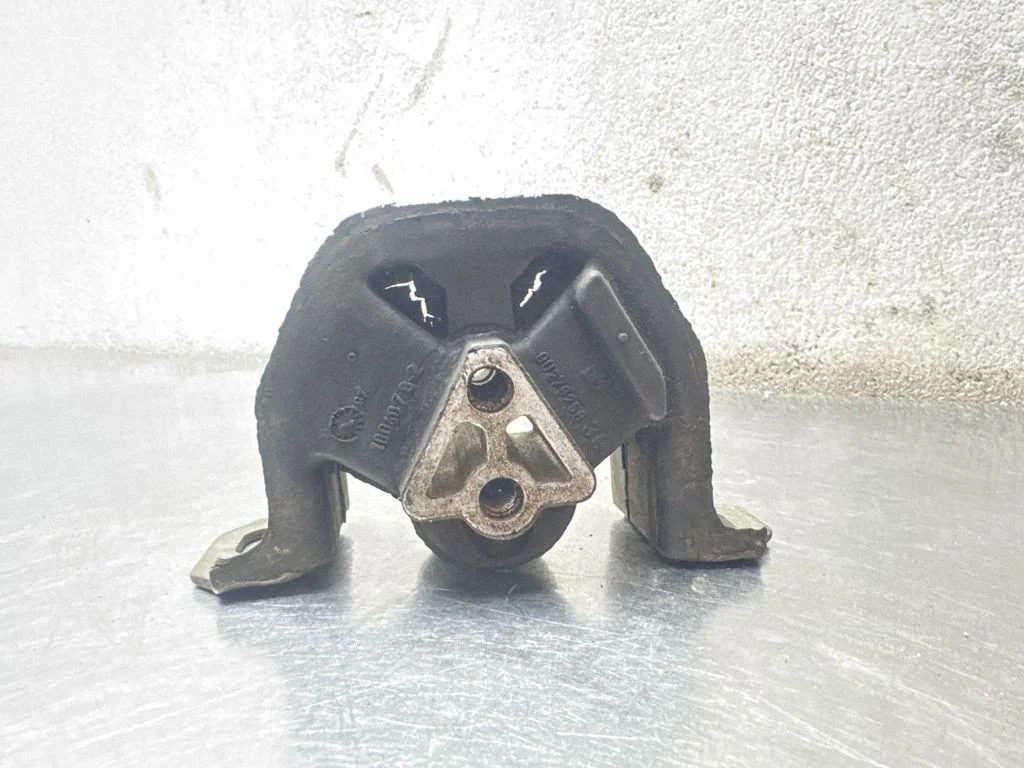 Engine mount bracket 90279258