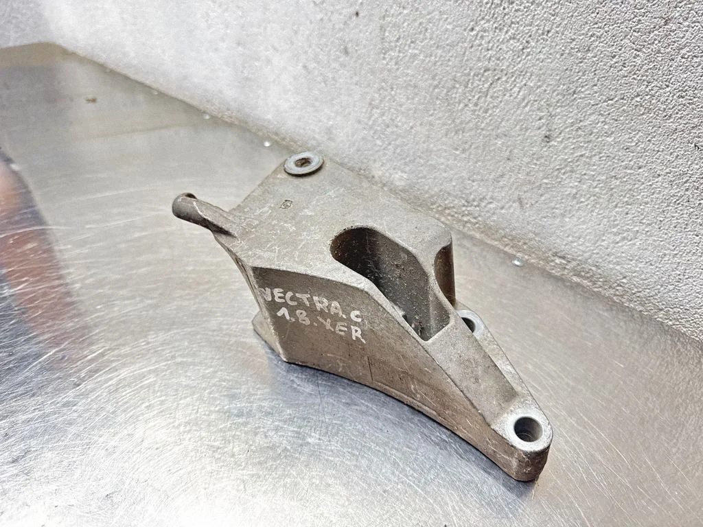 Engine mounting bracket – Opel Vectra B (1996-2002)
