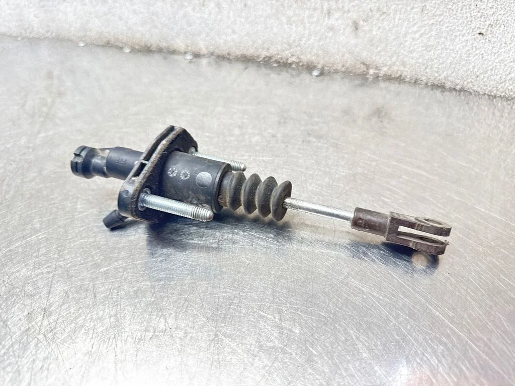 Clutch master cylinder 90523769