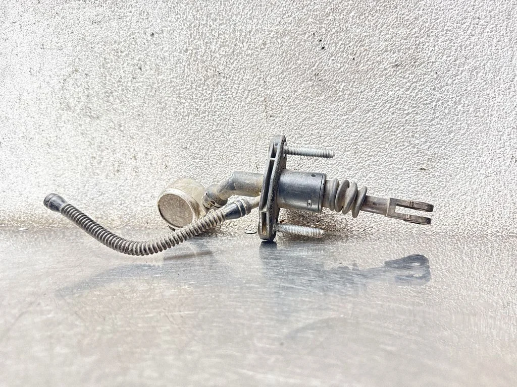 Clutch master cylinder 90523770