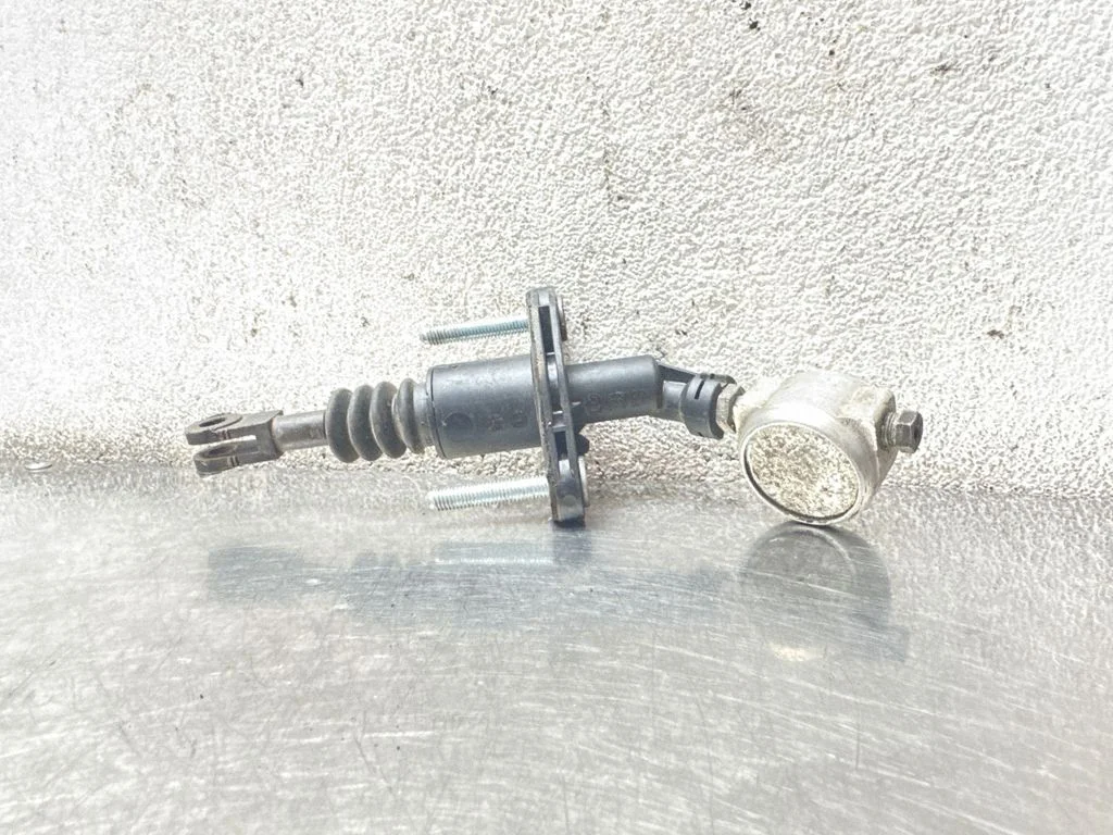 Clutch master cylinder 90523770