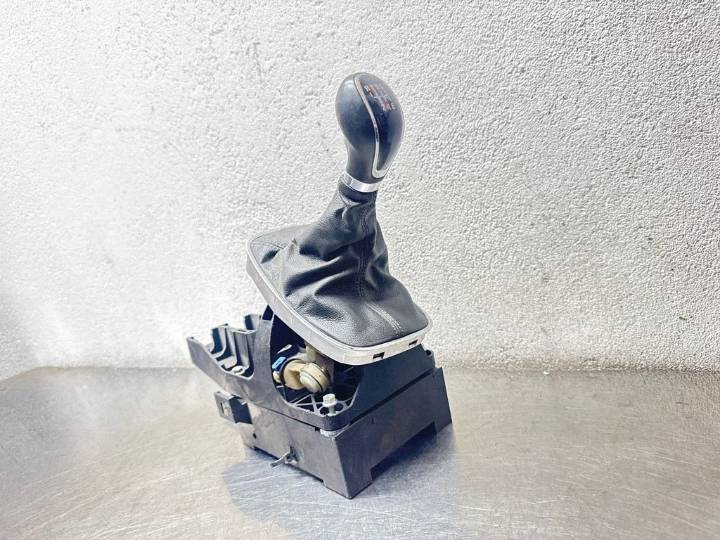 Gear selector mechanism 55563829