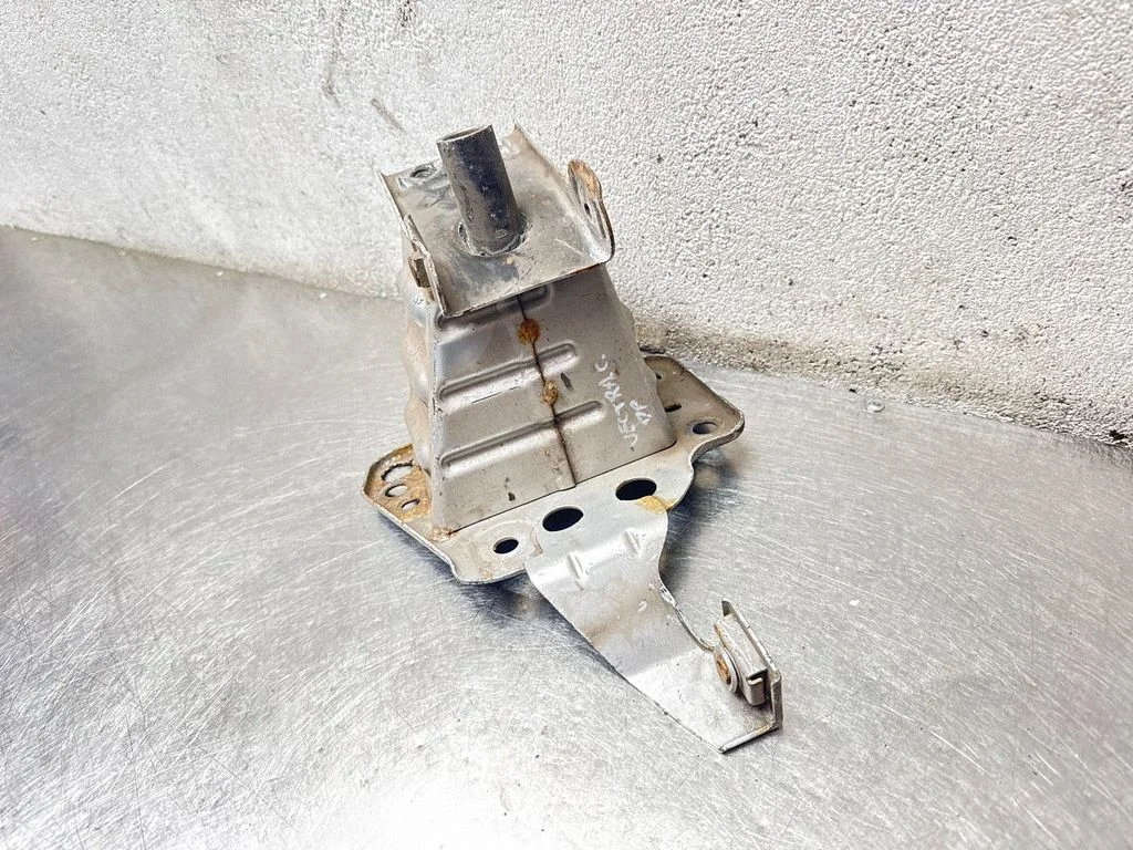 Front bumper mounting bracket – Opel Vectra C (2002-2005)
