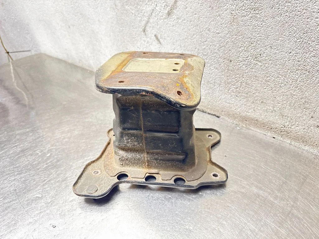 Front bumper mounting bracket
