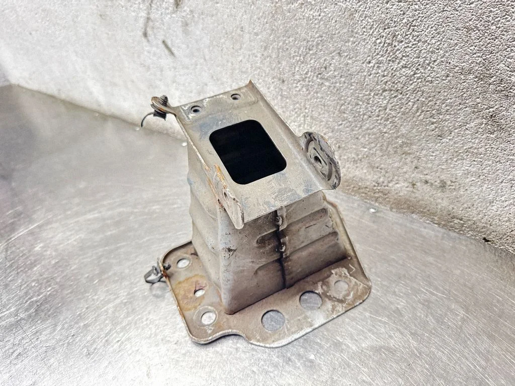 Front bumper mounting bracket – Opel Vectra C (2002-2005)