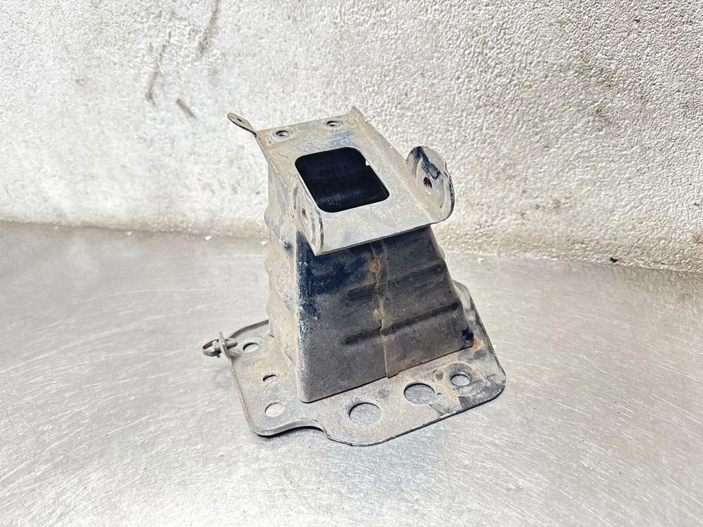 Front bumper mounting bracket – Opel Vectra C (2002-2005)