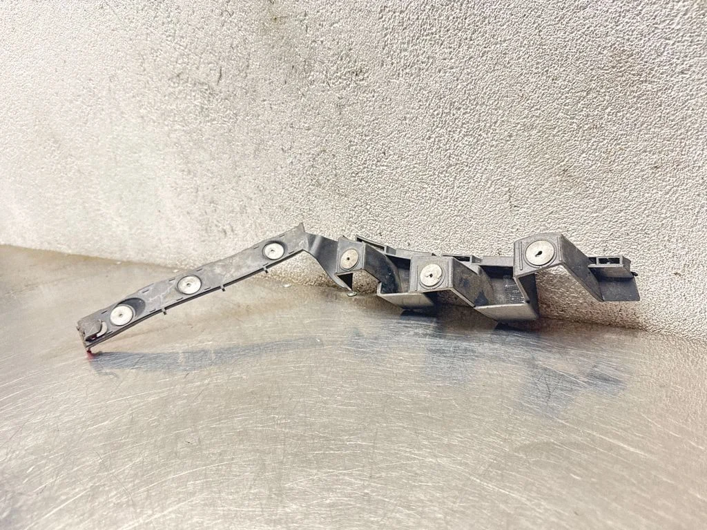 Rear bumper mounting bracket 13179904