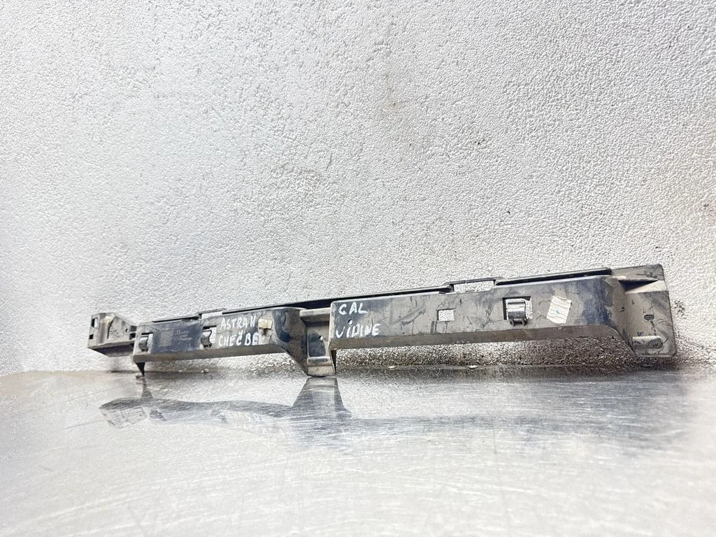 Rear bumper mounting bracket 24460363