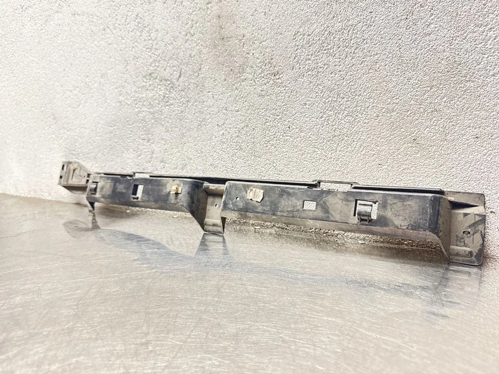 Rear bumper mounting bracket 24460363