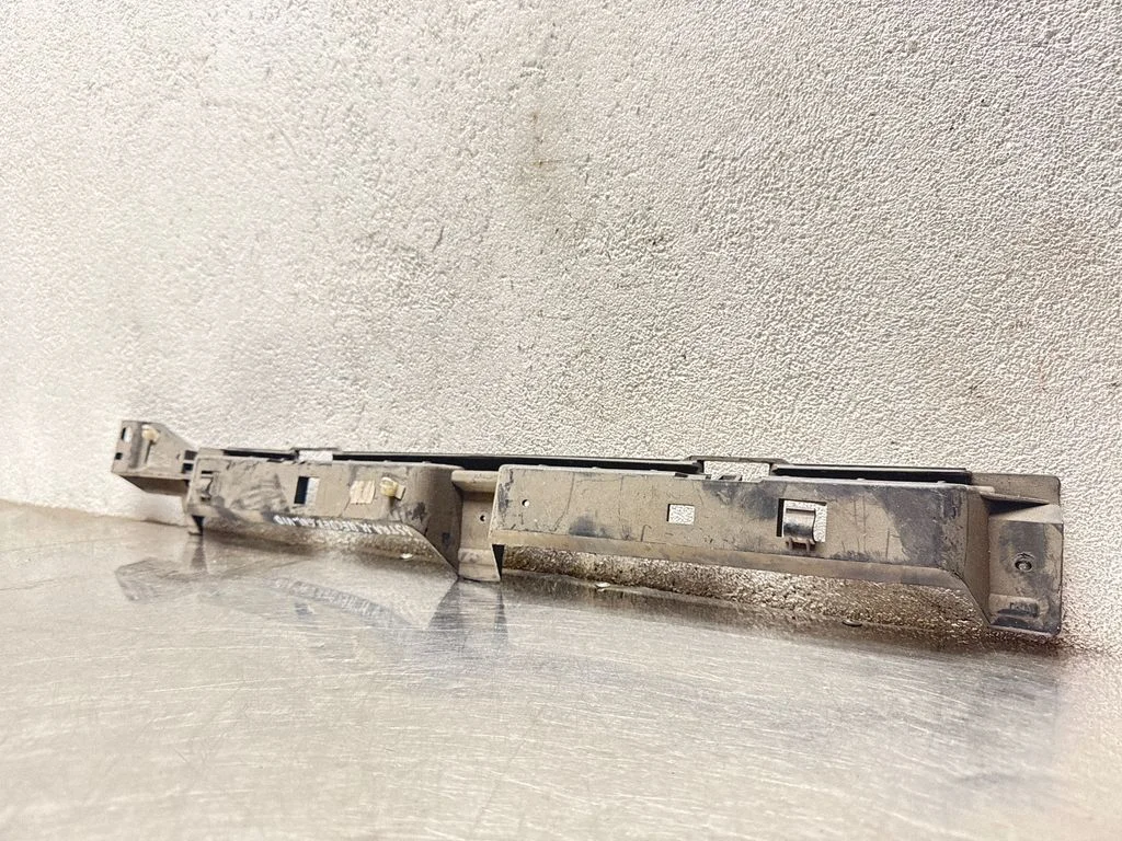 Rear bumper mounting bracket 24460363