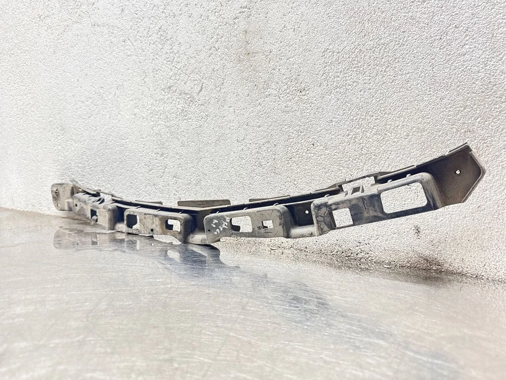 Rear bumper mounting bracket 24460528