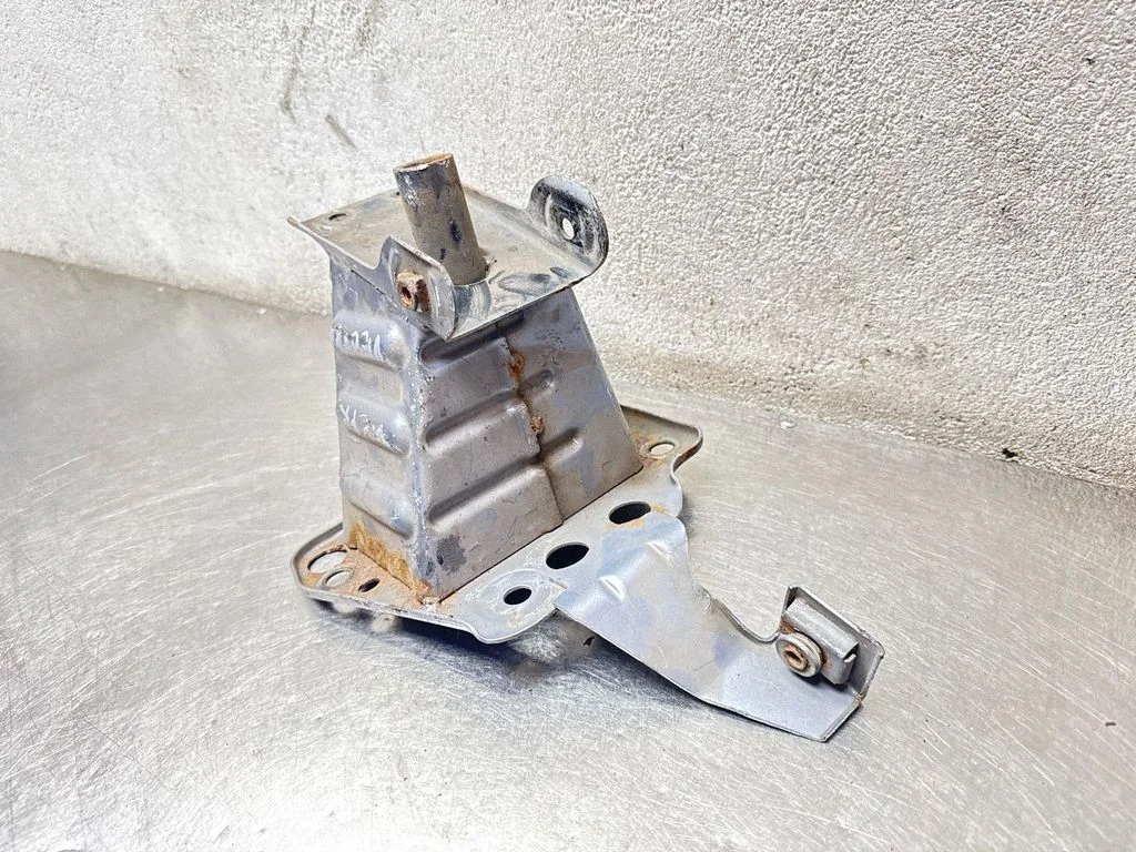 Front bumper mounting bracket – Opel Vectra C (2002-2005)
