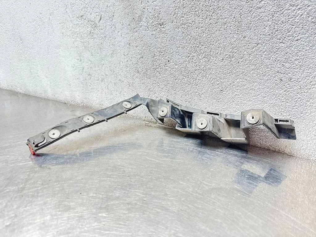Rear bumper mounting bracket 13179904