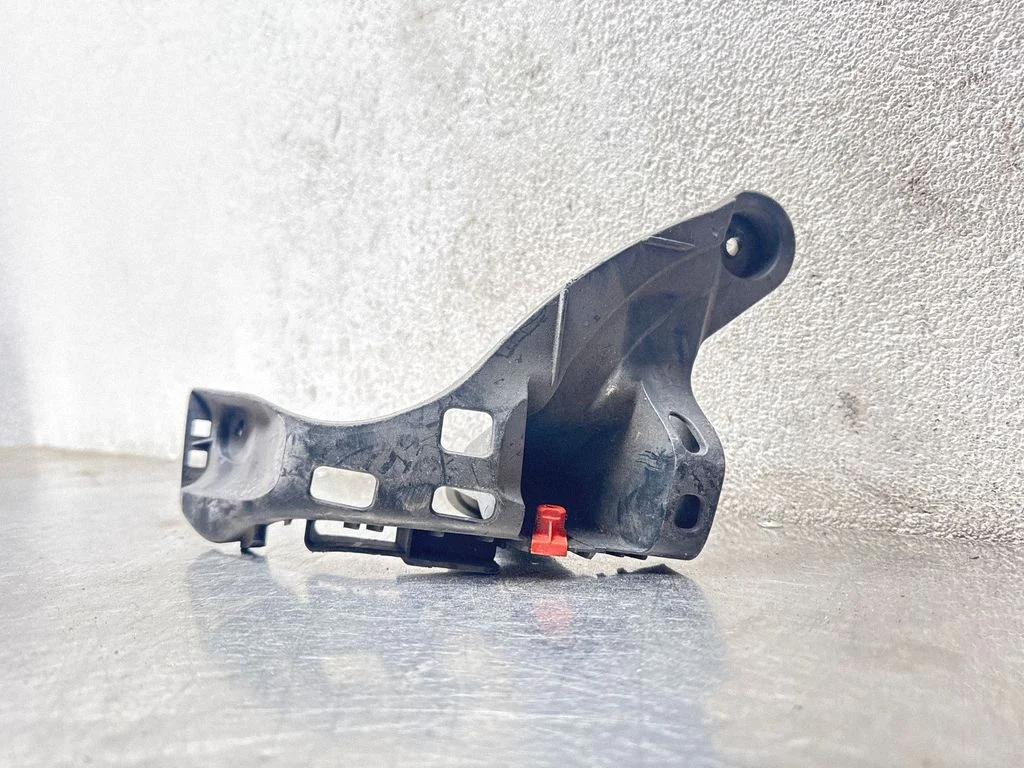 Rear bumper mounting bracket 331883181