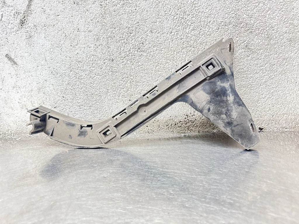 Rear bumper mounting bracket 09466906 – Volvo C70 (2006-2010)