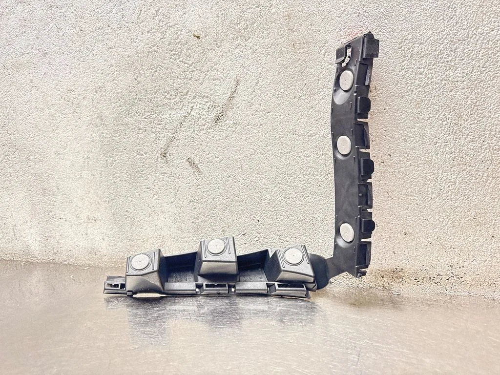 Rear bumper mounting bracket 13179904