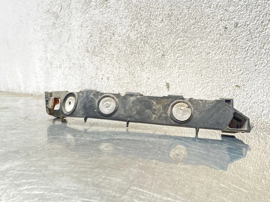 Rear bumper mounting bracket