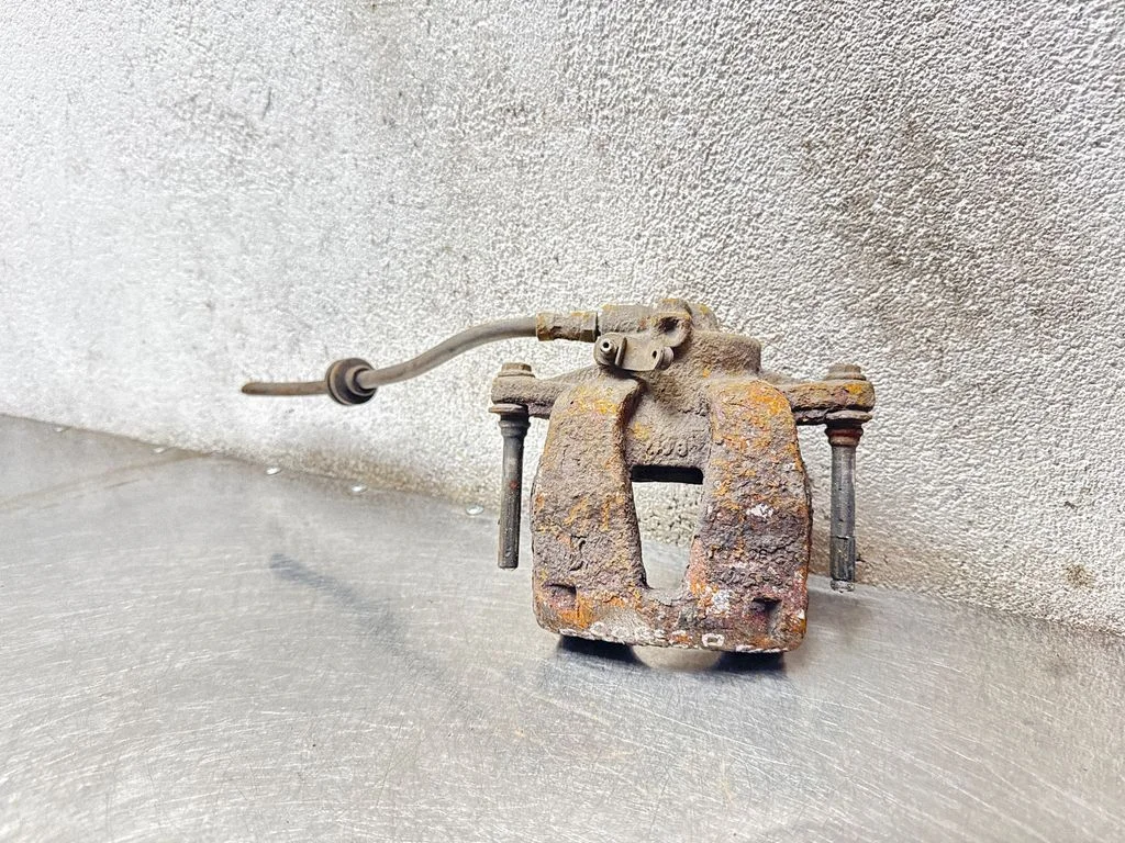 Rear brake caliper – rear right