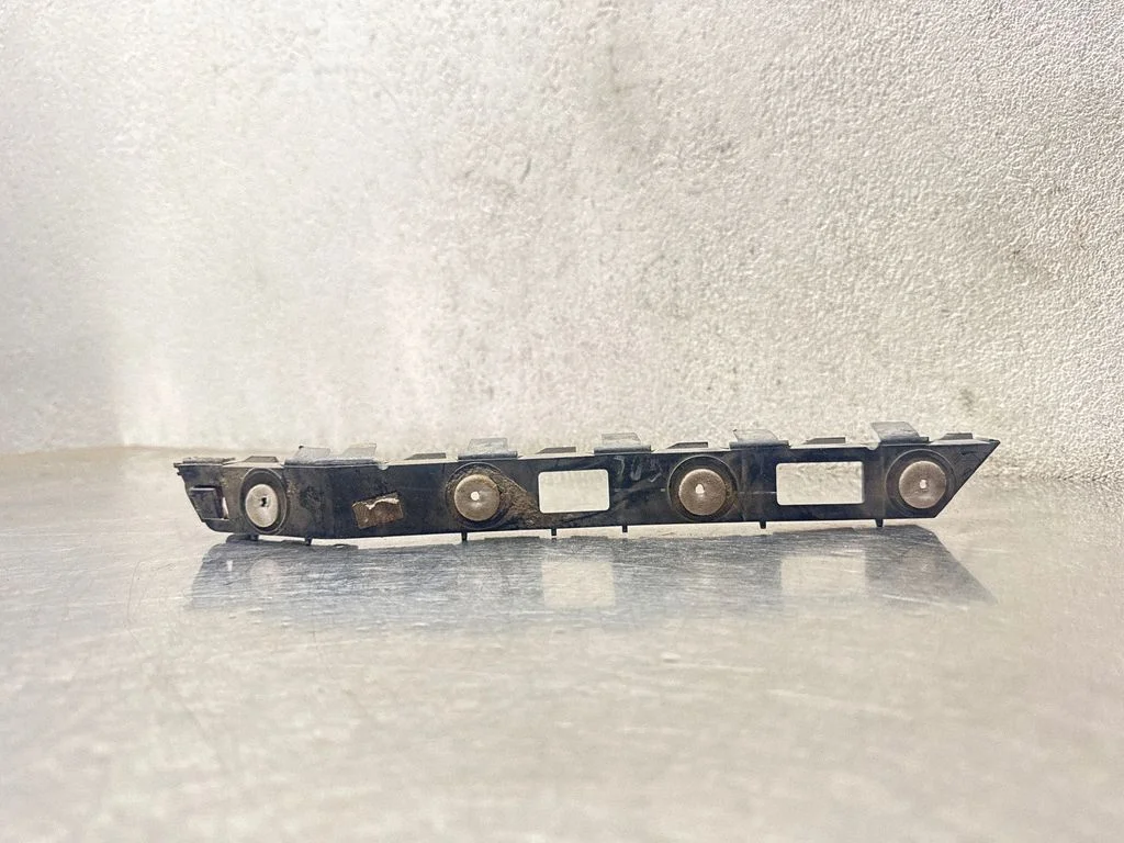 Rear bumper mounting bracket 24460467