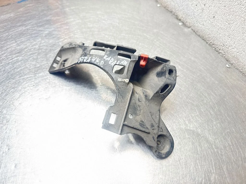 Rear bumper mounting bracket 331883181