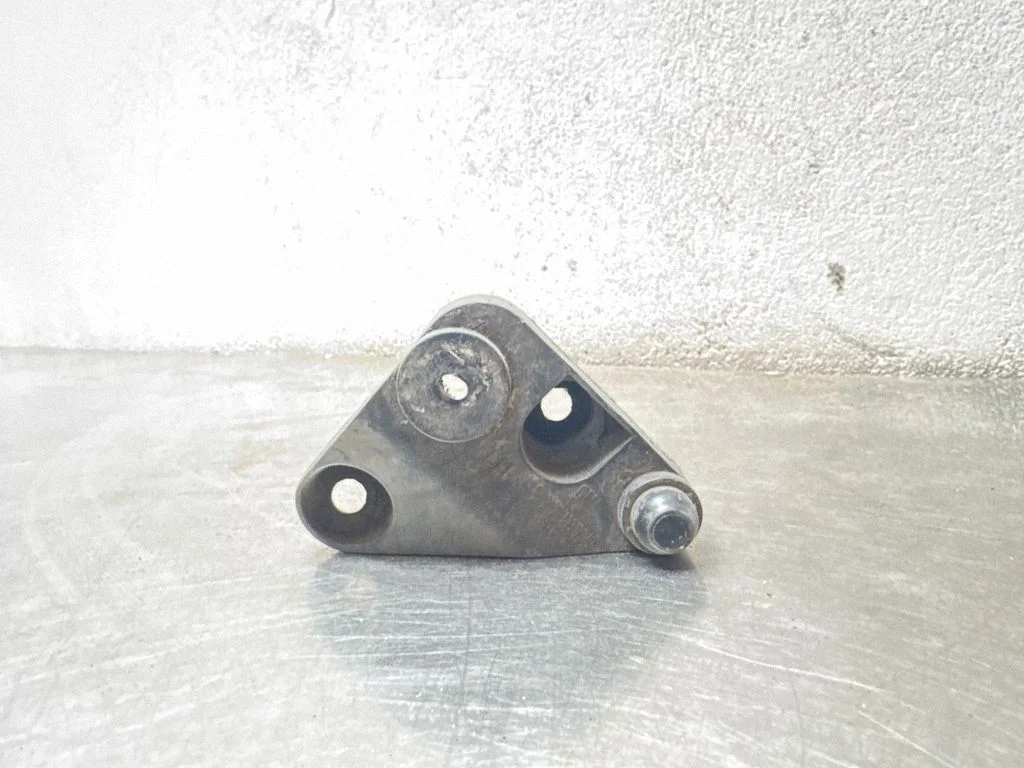 Rear bumper mounting bracket 13312910