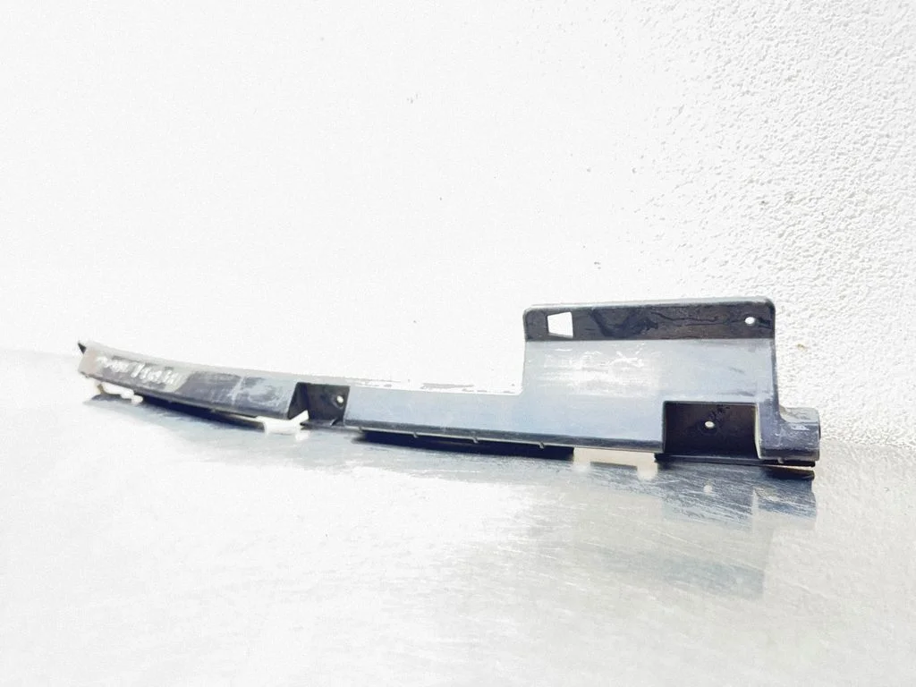 Rear bumper mounting bracket 13239124
