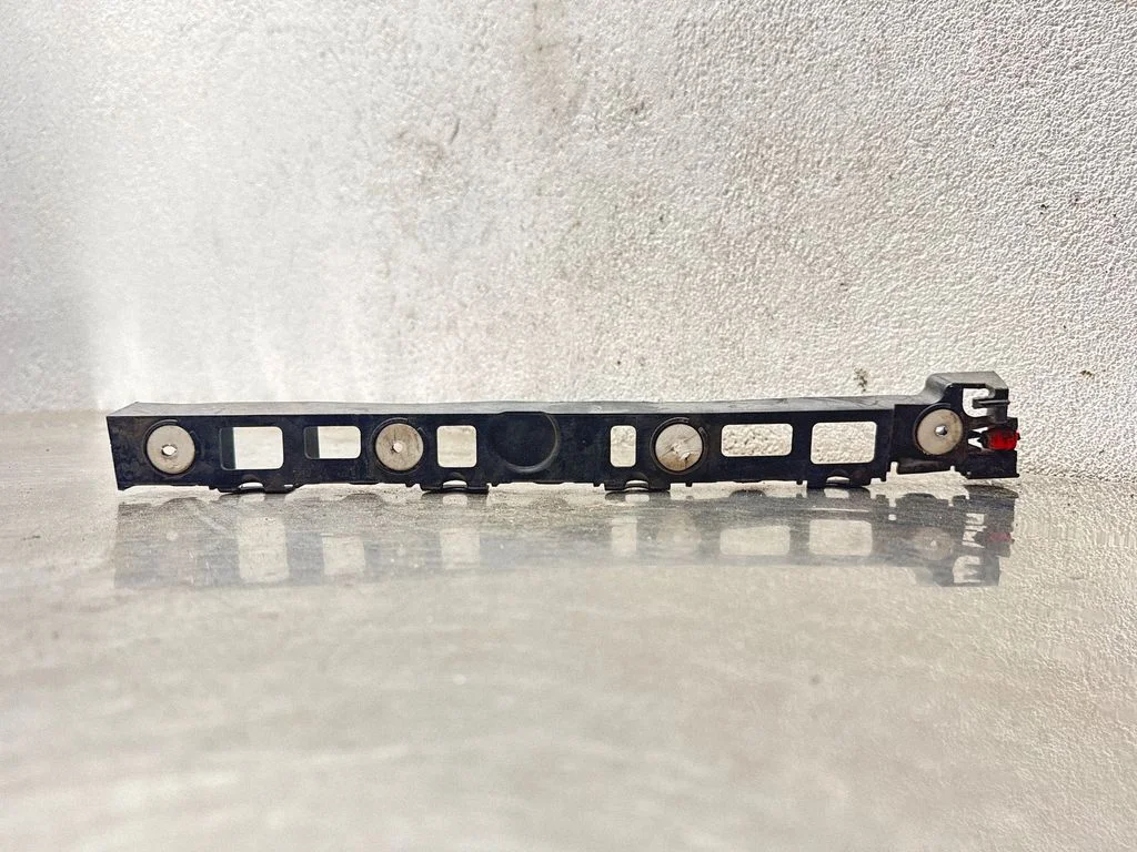 Rear bumper mounting bracket 13239129