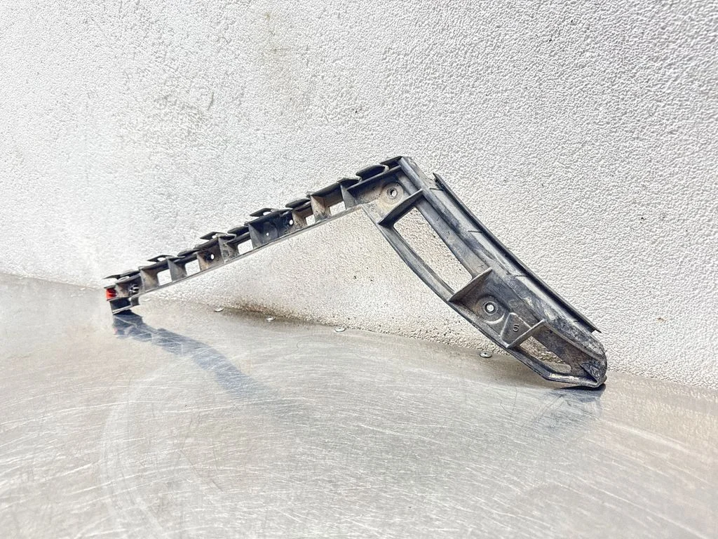Rear bumper mounting bracket 13238845