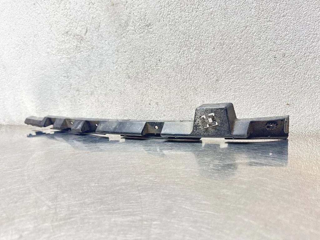 Rear bumper mounting bracket 13239123
