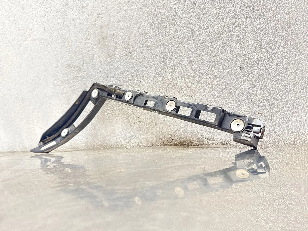 Rear bumper mounting bracket 13238845