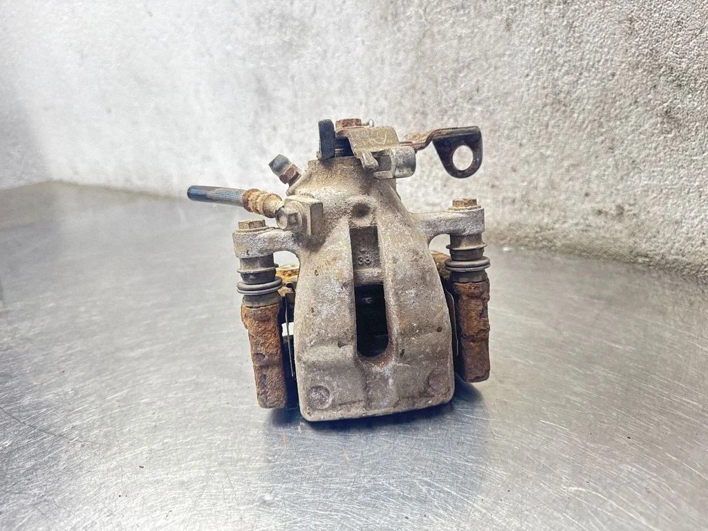 Tagumine pidurisadul – eesmine vasak