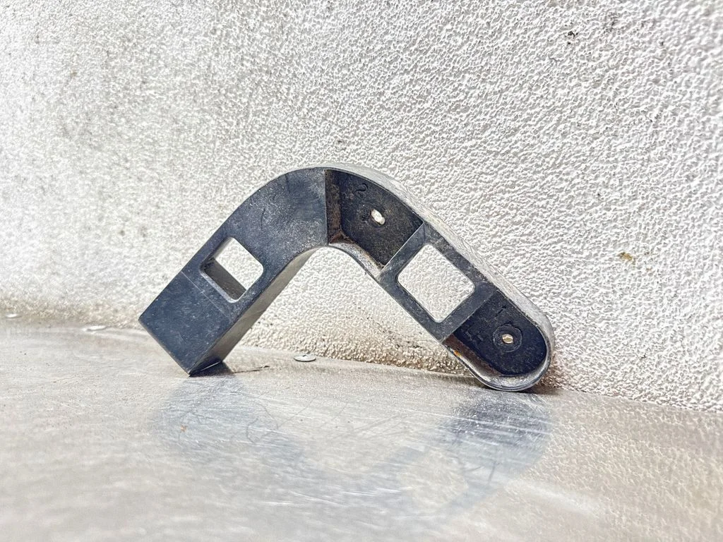 Rear bumper mounting bracket 13238833