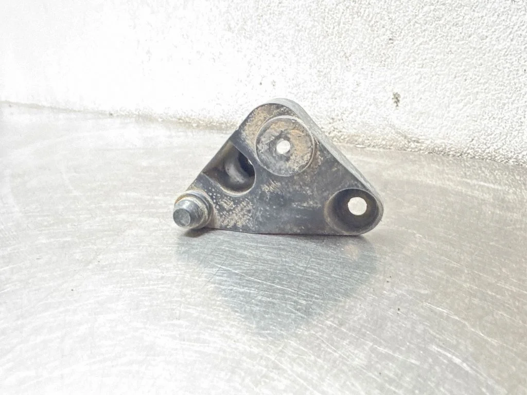 Rear bumper mounting bracket 13312911