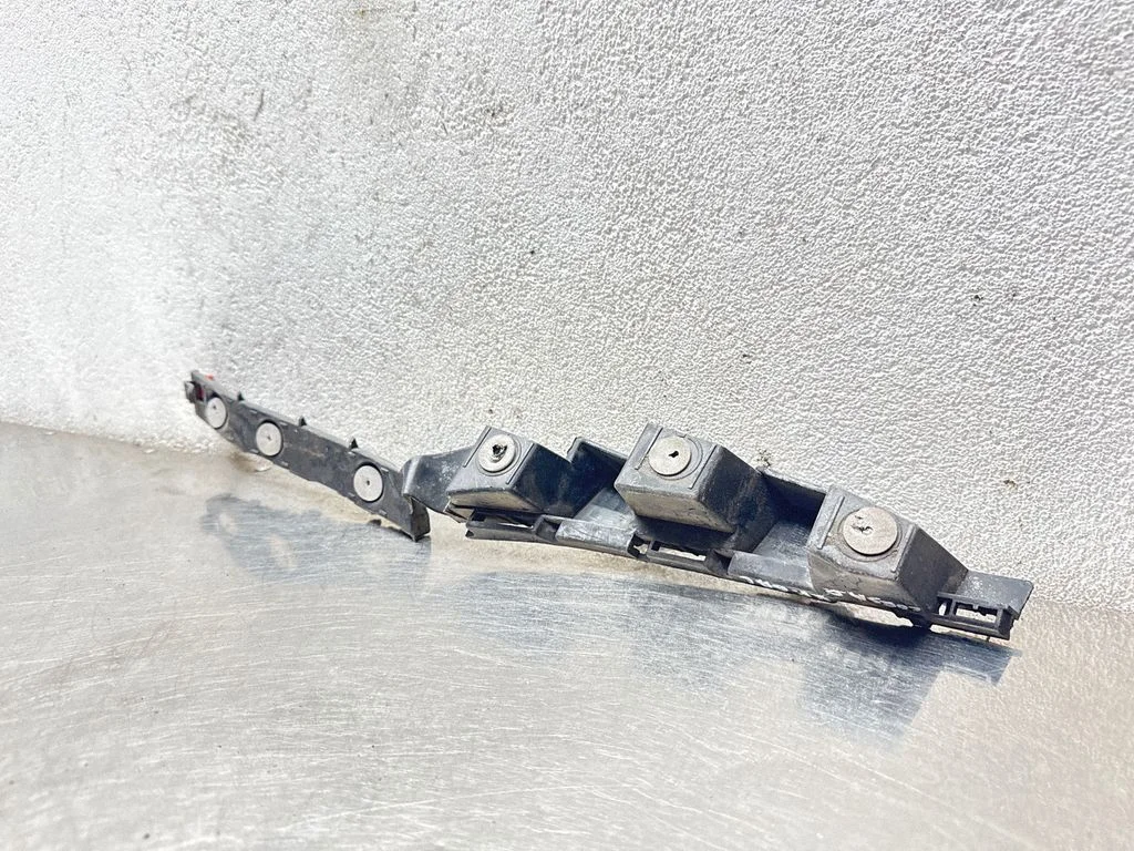 Rear bumper mounting bracket 13179903