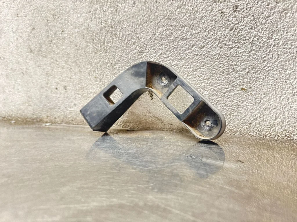 Rear bumper mounting bracket 13238833