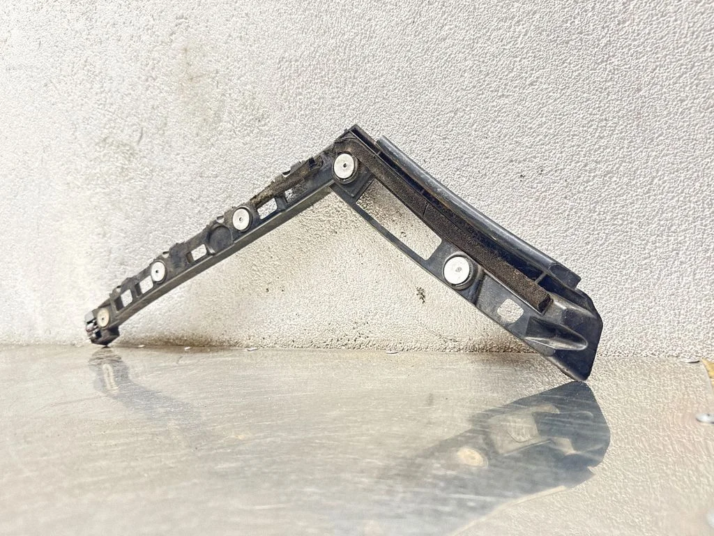 Rear bumper mounting bracket 13238846