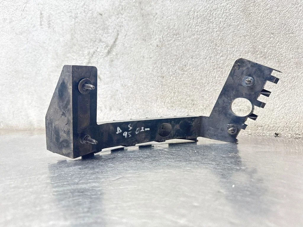 Rear bumper mounting bracket – Saab 9-5 (1998-2005)