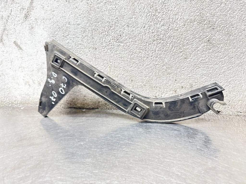 Rear bumper mounting bracket 09466905 – Volvo C70 (2006-2010)