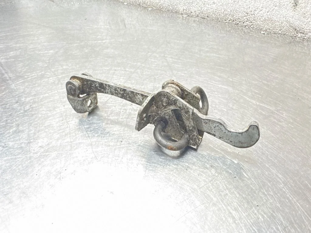 Front door check strap stopper 90579391