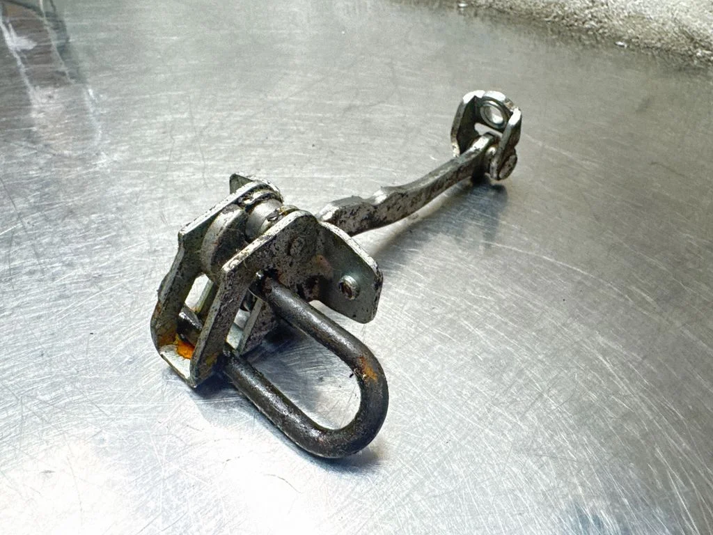 Front door check strap stopper – Opel Meriva A (2003-2010)