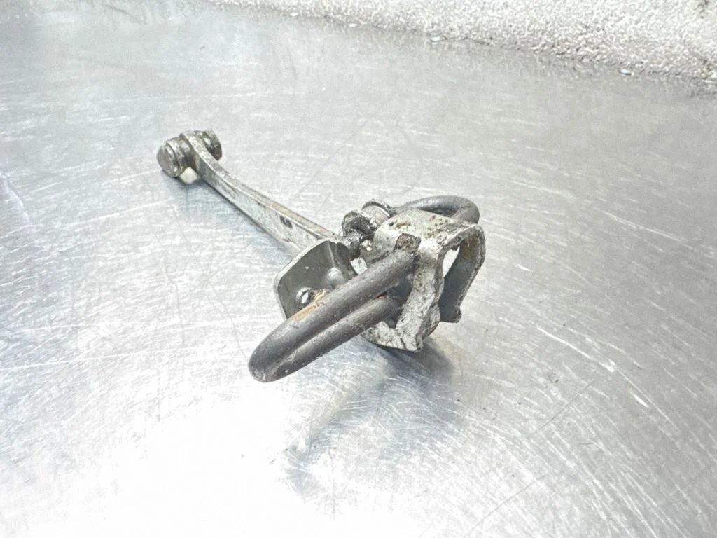 Front door check strap stopper 90579391