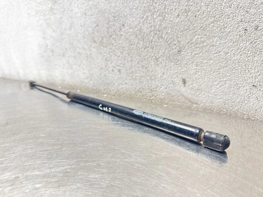 Aizmugurējā vāka amortizators GS0137