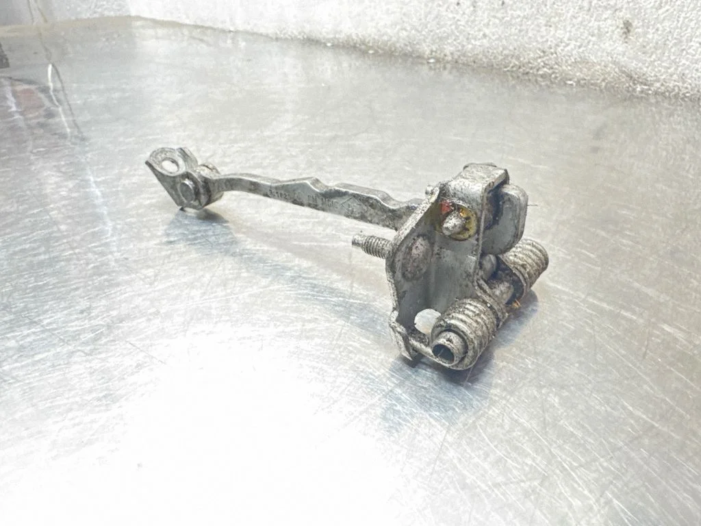 Front door check strap stopper – Renault Trafic II (X83) (2001-2014)