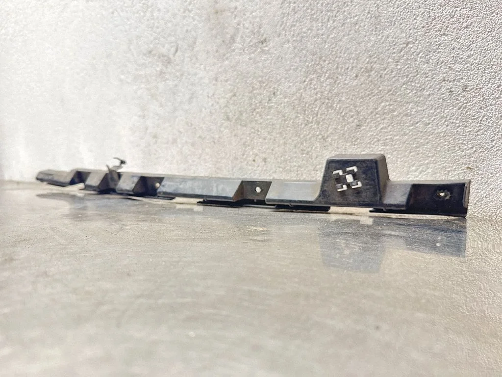 Rear bumper mounting bracket 13239123