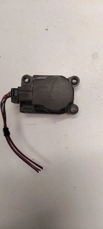 Esiukse välimine käepide – Opel Astra J (2010-2015)